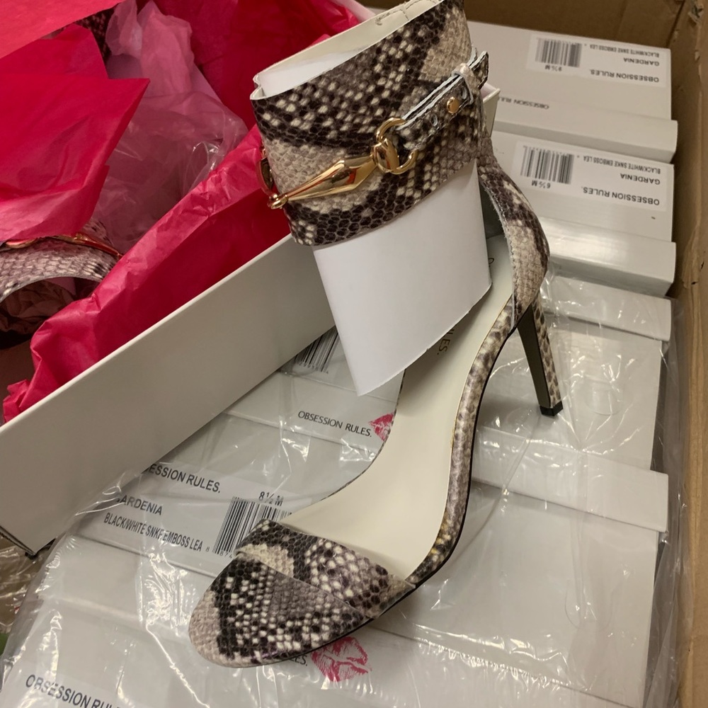 Snake skin pattern sandal/heel